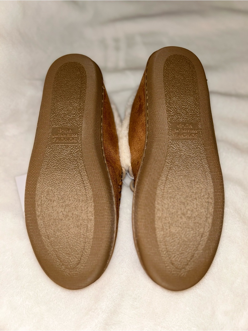 NWT Sonoma M 7-8 Brown Moccasin Faux Suede Fur
Lined Flats Slip On Slippers - Picture 3 of 5